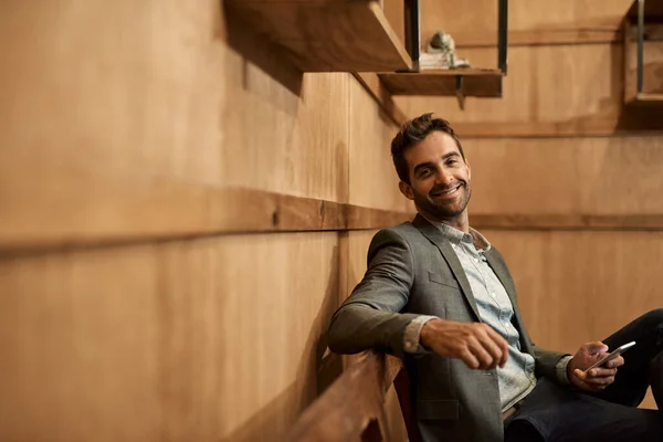 Retrato Hombre Con Estilo Una Chaqueta Sonriendo Mientras Está Sentado —  Fotos de Stock