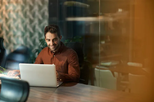 Mosolygó Üzletember Egyedül Asztalánál Használja Laptopot Miközben Késő Estig Dolgozik — Stock Fotó