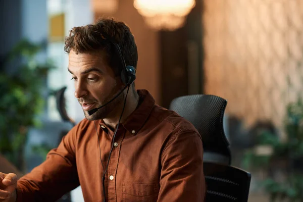 Zakenman Praat Met Een Klant Een Headset Terwijl Hij Alleen — Stockfoto