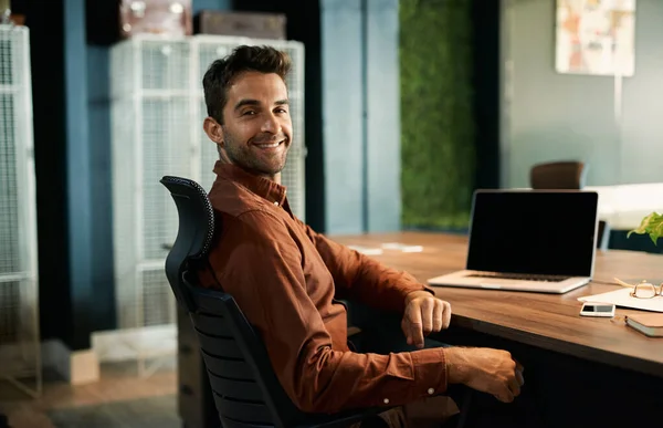 Retrato Homem Negócios Sorrindo Enquanto Trabalhava Até Tarde Laptop Sua — Fotografia de Stock