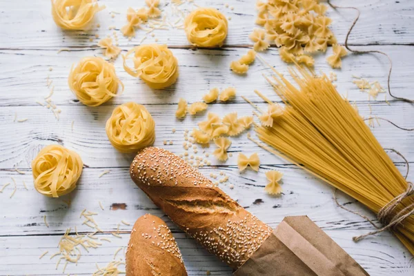 Diferentes Tipos Pasta Mesa Madera Pan Pasta — Foto de Stock