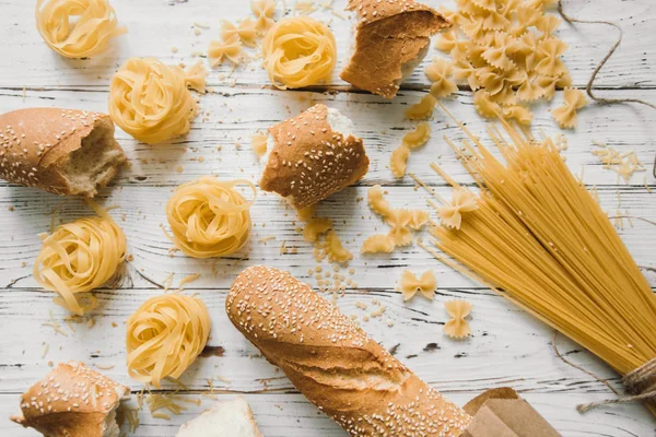 Diferentes Tipos Pasta Mesa Madera Pan Pasta — Foto de Stock
