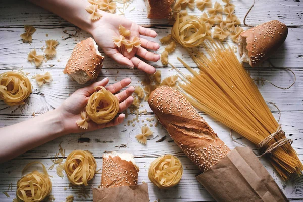 Diferentes Tipos Pasta Mesa Madera Pan Pasta Hermosas Manos Niña — Foto de Stock