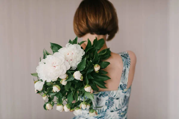 Mujer Joven Vestido Fashon Con Ramo Hermosas Flores Peonías Blancas —  Fotos de Stock