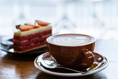 Kahve fincanını kapat. 