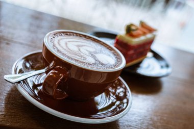 Kahve fincanını kapat. 