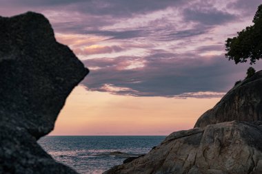 Güzel günbatımı manzarası deniz üzerinde gökyüzü