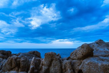 Güzel gün batımı gökyüzü olan sahilin manzarası. 