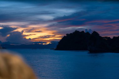 Güzel turuncu gün batımı önlerinde iple denizin üzerinde
