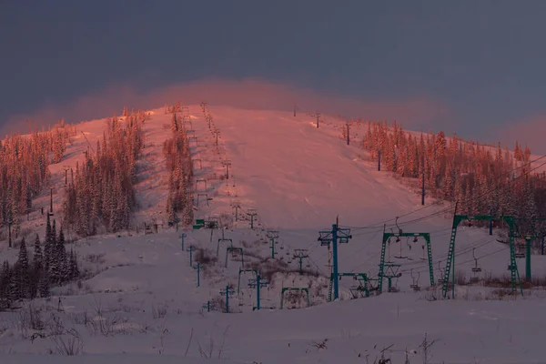 Primeiros Raios Sol Nevoeiro Sobre Montanha Coberta Neve Com Elevadores — Fotografia de Stock