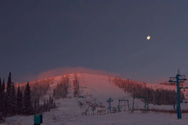 Primeiros Raios Sol Nevoeiro Sobre Montanha Coberta Neve Com Elevadores — Fotografia de Stock