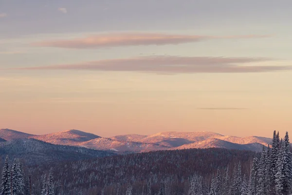 Panorama Vale Inverno Com Picos Floresta Montanha Fundo Nascer Sol — Fotografia de Stock
