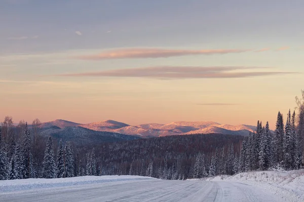 Estrada Inverno Com Montanhas Fundo Nascer Sol — Fotografia de Stock