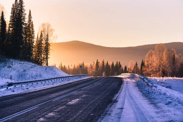 Estrada Nas Montanhas Inverno Fundo Nascer Sol — Fotografia de Stock