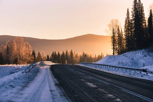 Estrada Nas Montanhas Inverno Fundo Nascer Sol — Fotografia de Stock