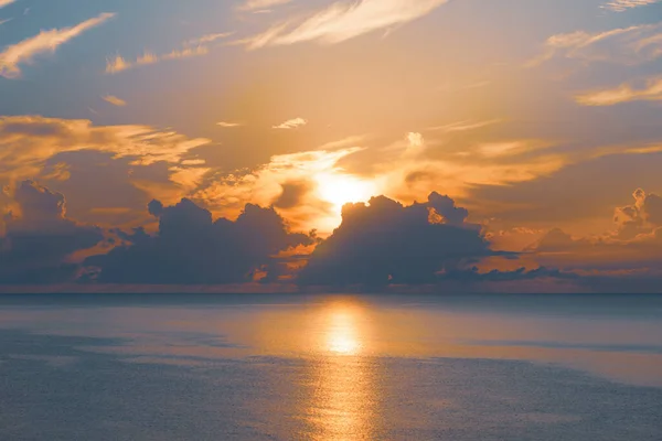Denizden Yükselen Güneş Renkli Bulutlu Gökyüzü Güneş Işınları — Stok fotoğraf