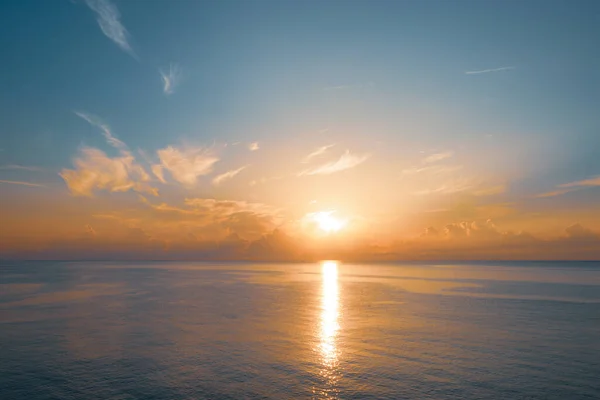Denizden Yükselen Güneş Renkli Bulutlu Gökyüzü Güneş Işınları — Stok fotoğraf