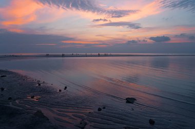 Sahilde gün batımı