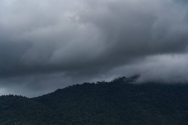 Bulutlu dağ manzarası  