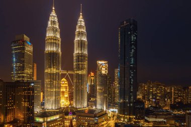 Kuala Lumpur şehri. Kuala Lumpur 'un panoramik manzarası Gece gökyüzünde