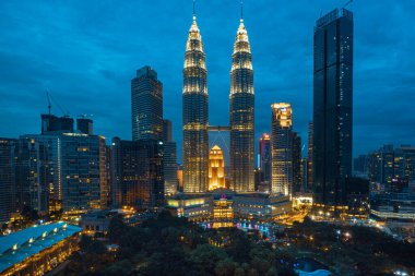 Kuala Lumpur şehri. Kuala Lumpur şehrinin panoramik manzarası gün batımı ve alacakaranlıkta gökyüzü