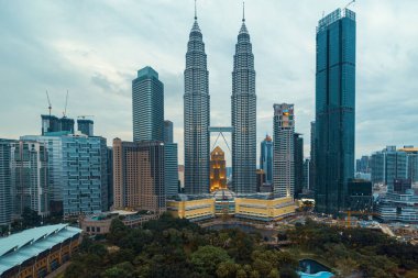 Kuala Lumpur şehri. Kuala Lumpur şehrinin panoramik manzarası gün batımı ve alacakaranlıkta gökyüzü