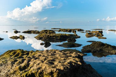 Kayalarla ve mavi gökyüzüyle güzel deniz manzarası