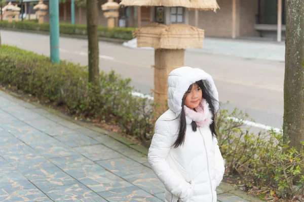 Gadis Asia Lucu Berjalan Sekitar Kota Musim Dingin — Stok Foto