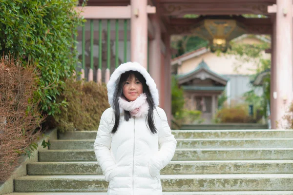 Bonito Ásia Menina Andando Redor Cidade Inverno — Fotografia de Stock