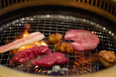 Japonya yerel sığır eti kadar yakın ve innard veya horumon Tokyo Japonya Japon yakiniku restoranda fırın ızgara.