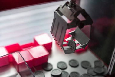 Sanal plastik paralar yakalamak tryin elektronik pençe yakın çekim.