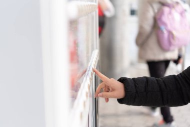 Asyalı kadın Gezgin otomat kış Japonya üzerinden ürün seçimi.