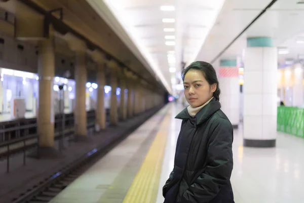 Close Feliz Asiático Mulher Esperando Trem Para Trabalho Estação Ferroviária Fotos De Bancos De Imagens