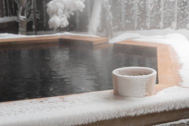 Japonya 'nın doğal maden kaplıcaları Japon ryokanlarında okuhida takayama japan dağında karla kaplanmış onsen örtüsü olarak adlandırılır..
