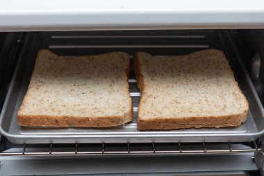 Sağlıklı kahvaltı için fırında taze organik ekmek yakın..