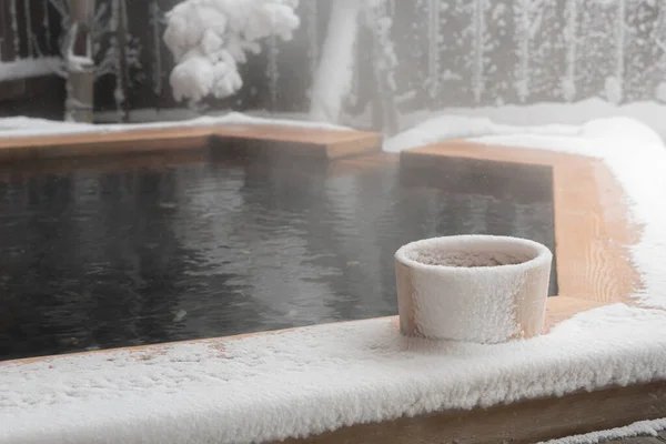 Japonya 'nın doğal maden kaplıcaları Japon ryokanlarında okuhida takayama japan dağında karla kaplanmış onsen örtüsü olarak adlandırılır..