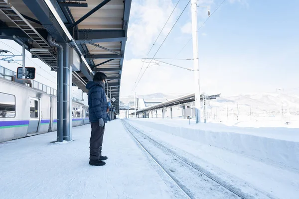 Närbild Glad Asiatisk Man Väntar Sin Familj Järnvägsstationen — Stockfoto