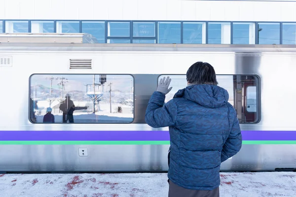 Närbild Glad Asiatisk Man Väntar Sin Familj Järnvägsstationen — Stockfoto