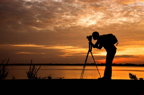 Силует Красивий Фотограф Зробить Фотографію Професійною Камерою Заході Сонця — стокове фото
