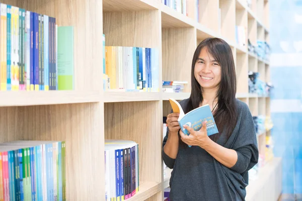 Giovane Bella Donna Che Legge Libro Guardare Fotocamera Mentre Piedi — Foto Stock