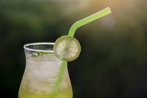 Limonade Cocktail Kalk Plakjes Zonsondergang Zomer Concepten — Stockfoto