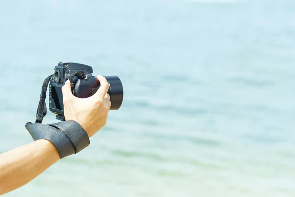 Професійна Камера Руках Людини Пляжі — стокове фото