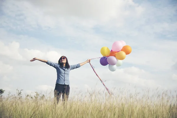 Mulher Feliz Segurando Colorido Balões Prado Verde Com Céu Nublado — Fotografia de Stock