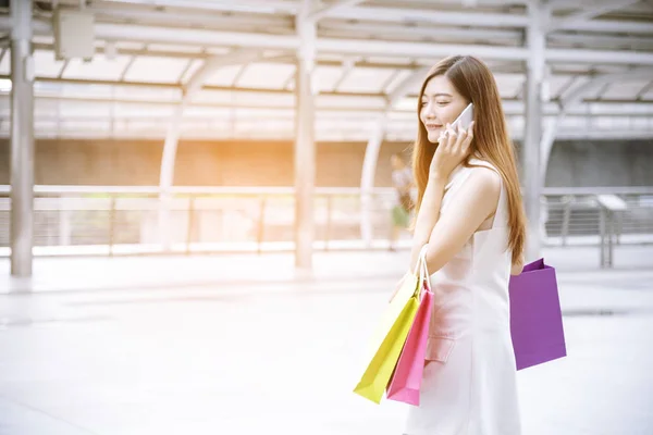 Mulheres Loucas Shopaholic Segurando Sacos Compras Dinheiro Pessoa Cartão Crédito — Fotografia de Stock