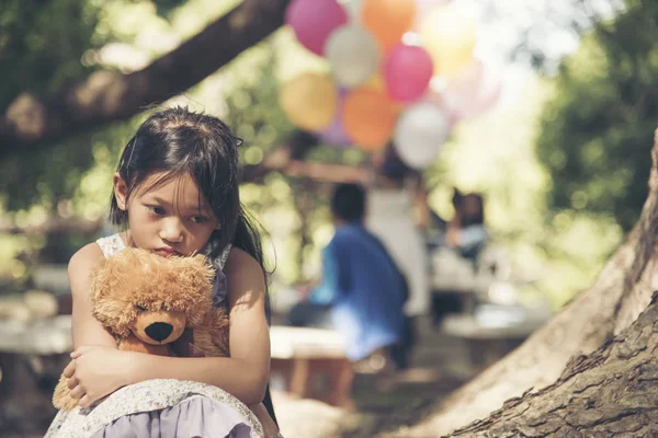 Smutná Dívka Cítí Sám Koncepci Parku Osamělý Krásné Batole Dívka — Stock fotografie