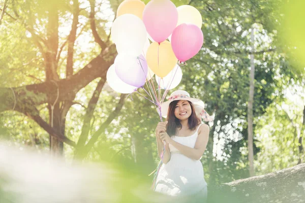 Krásná Mladá Žena Držící Balónů Zahradě — Stock fotografie