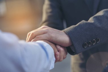 Kavram ortaklık. İşadamı ve müşteri ortakları işinde dürüst olmak gerekirse eller söz dokunuyorsun. İş ortakları sallayarak el. İş güven otantik insan. Kavram güven.