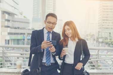 aşık çift genç iş Smartphone vasıl birlikte arıyorum. sevgilisi kavramı.