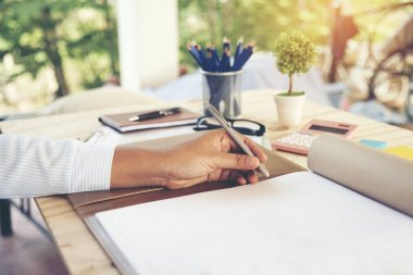 İş kadını deftere yazı yazıyor. Dışarıda çalışın.