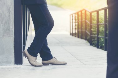 Hayat yolculuktur, otlar üzerinde siyah Sneaker. Seyahat konsepti.